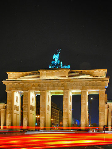 Foto Brandenburger Tor mit Straßenverkehr