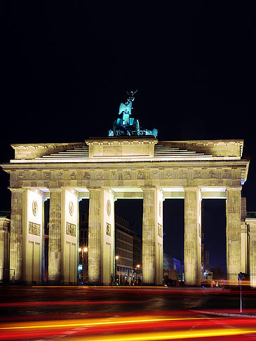 Foto Brandenburger Tor mit Straßenverkehr - Berlin