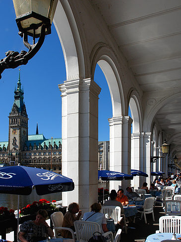 Foto Blick durch die Bögen der Alster Arkaden auf das Rathaus - Hamburg