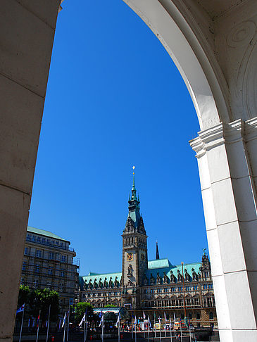 Foto Blick durch die Bögen der Alster Arkaden auf das Rathaus - Hamburg