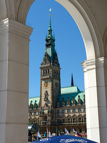 Foto Blick durch die Bögen der Alster Arkaden auf das Rathaus