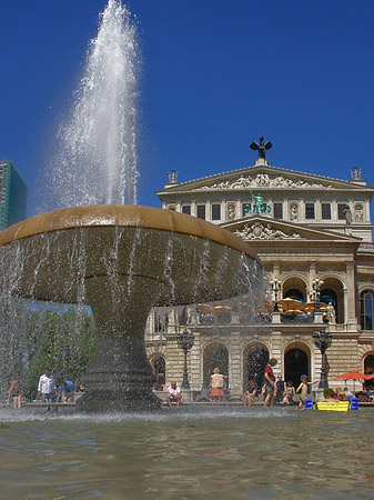 Foto Alte Oper mit Brunnen