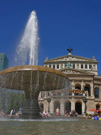 Foto Alte Oper mit Brunnen