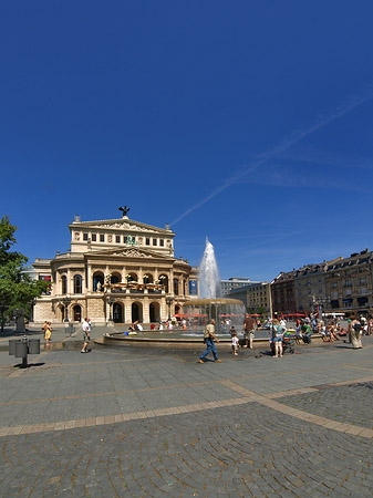 Alte Oper mit Häusern Fotos