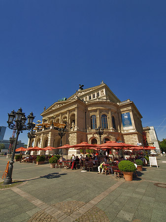 Foto Alte Oper mit Schirmen - Frankfurt am Main