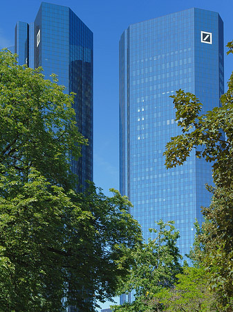 Foto Deutsche Bank mit Bäumen - Frankfurt am Main