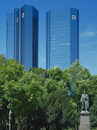 Deutsche Bank mit Statue Foto 