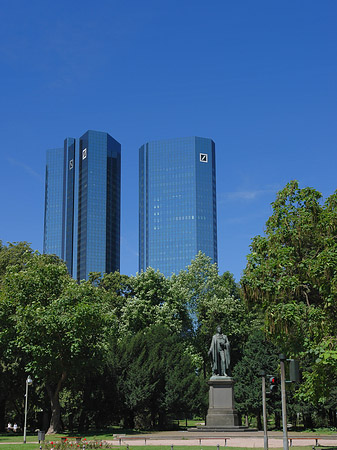 Deutsche Bank mit Statue Foto 