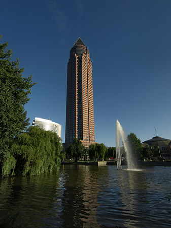 Messeturm mit Ludwig-Erhard-Anlage Foto 