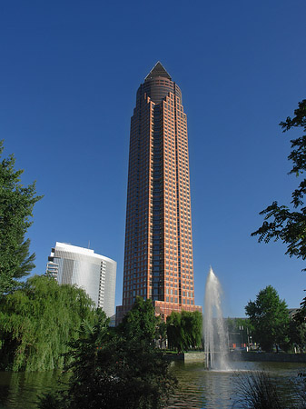 Messeturm mit Ludwig-Erhard-Anlage