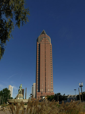 Messeturm auf Wiese