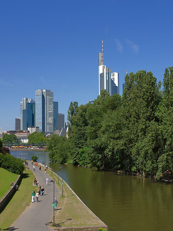 Skyline von Frankfurt mit Ufer Foto 