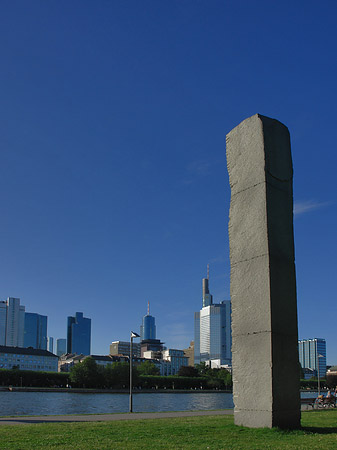 Obelisk vor Städelsches Kunstinstitut Foto 