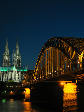 Kölner Dom hinter der Hohenzollernbrücke Fotos