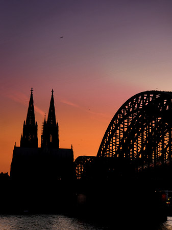 Kölner Dom hinter der Hohenzollernbrücke