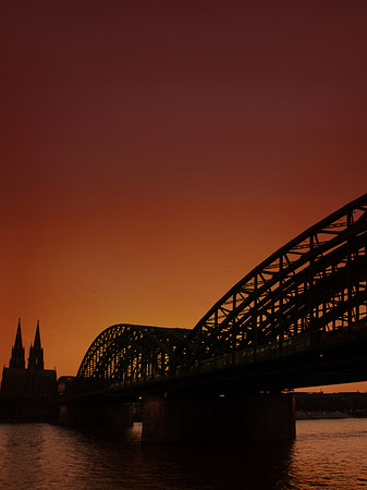 Kölner Dom hinter der Hohenzollernbrücke Foto 