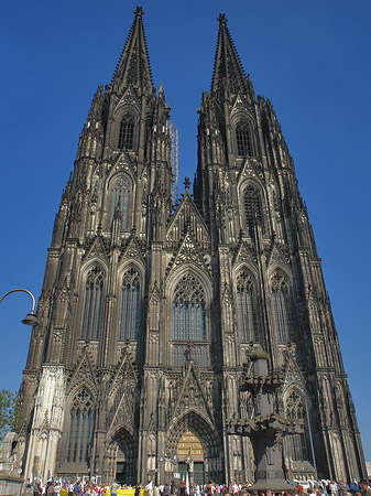 Menschen beim Kölner Dom Fotos