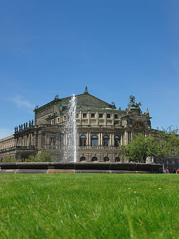 Fotos Semperoper mit Springbrunnen