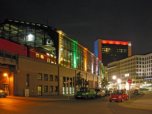 Foto Bahnhof Friedrichstraße bei Nacht - Berlin