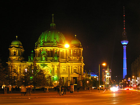 Berliner Dom bei Nacht Fotos