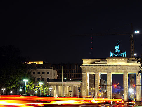 Brandenburger Tor mit Straßenverkehr Foto 