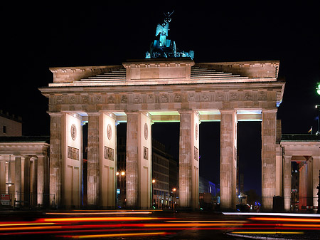 Foto Brandenburger Tor mit Straßenverkehr - Berlin