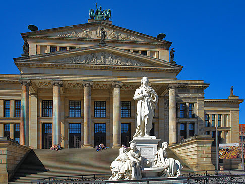 Schillerdenkmal mit Konzerthaus