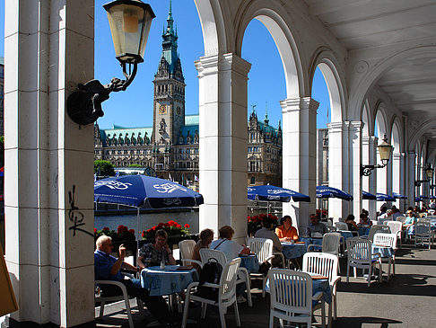 Foto Blick durch die Bögen der Alster Arkaden auf das Rathaus