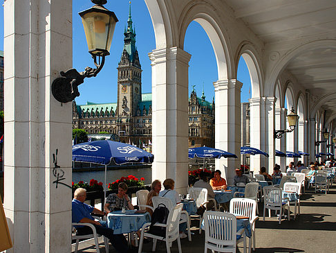 Blick durch die Bögen der Alster Arkaden auf das Rathaus Fotos