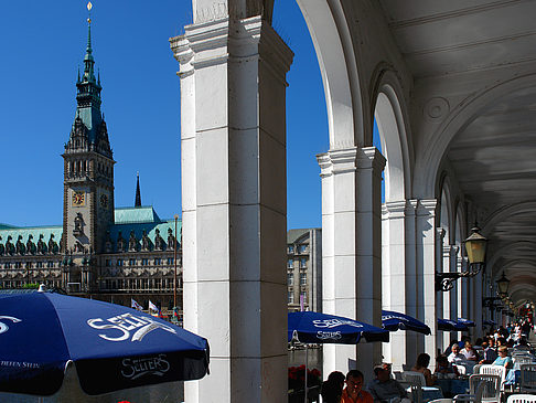 Fotos Blick durch die Bögen der Alster Arkaden auf das Rathaus | Hamburg