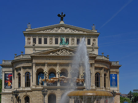 Foto Alte Oper mit Brunnen