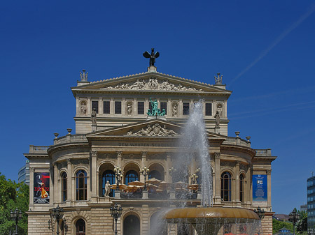 Alte Oper mit Brunnen Fotos