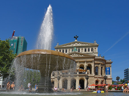 Foto Alte Oper mit Brunnen