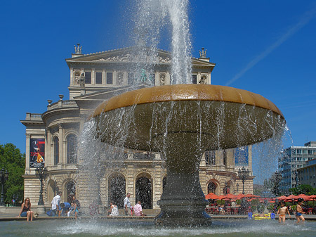 Foto Alte Oper mit Brunnen - Frankfurt am Main