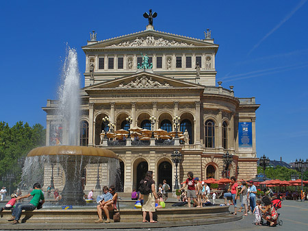 Alte Oper mit Brunnen Foto 