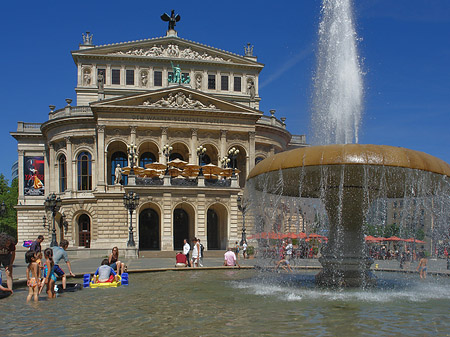 Alte Oper mit Brunnen