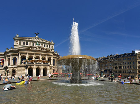 Fotos Alte Oper mit Brunnen