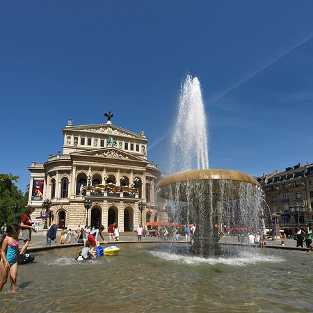 Foto Alte Oper mit Brunnen - Frankfurt am Main