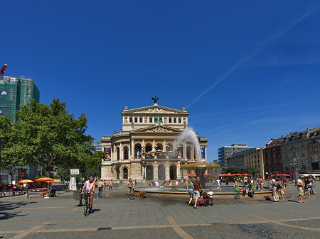 Fotos Alte Oper mit Häusern