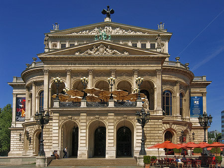 Fotos Alte Oper mit Schirmen