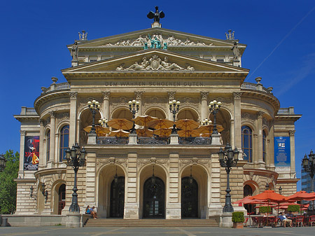 Alte Oper mit Schirmen Fotos