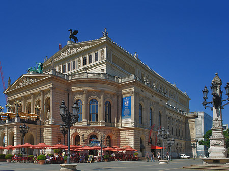 Alte Oper mit Schirmen Fotos