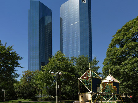 Fotos Deutsche Bank mit Spielplatz