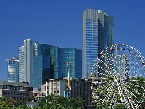 Eurotower und dresdener Bank mit riesenrad