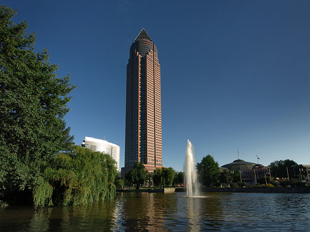 Messeturm mit Ludwig-Erhard-Anlage Foto 