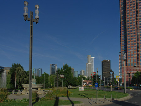 Messeturm mit Ludwig-Erhard-Anlage Fotos