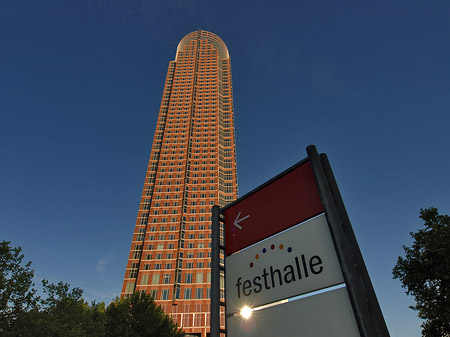 Messeturm mit Festhallenschild