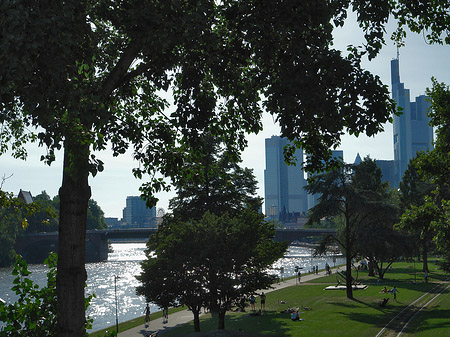 Foto Skyline von Frankfurt hinter Sonnenuhr - Frankfurt am Main