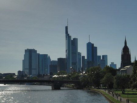 Fotos Skyline von Frankfurt hinter Alter Brücke | Frankfurt am Main