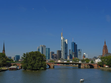 Skyline von Frankfurt mit Alter Brücke Foto 